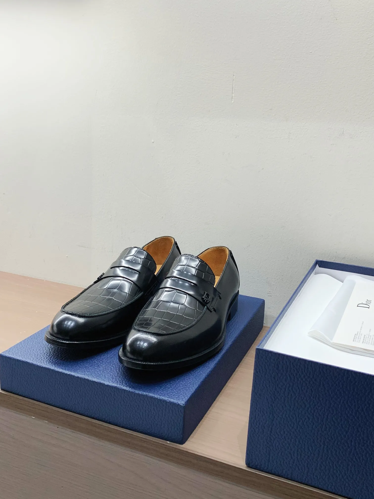 [Dior] Top P: 960💰 Standard code 39-44 (38.45.46 custom-made, non-returnable and non-exchangeable) Dior Dior's latest high-end men's boutique casual leather shoes, imported cowhide upper, water-dyed cowhide lining, imported leather outsole, perfect details are impeccable.